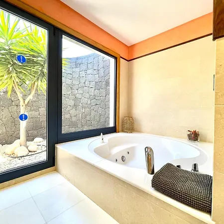 Mamma Mia Sleeps 6 With Pool Playa Blanca (Lanzarote)