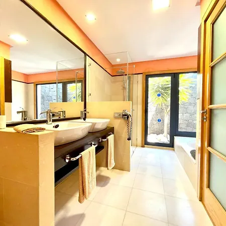 Mamma Mia Sleeps 6 With Pool Playa Blanca (Lanzarote)