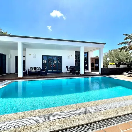 Mamma Mia Sleeps 6 With Pool Playa Blanca (Lanzarote)