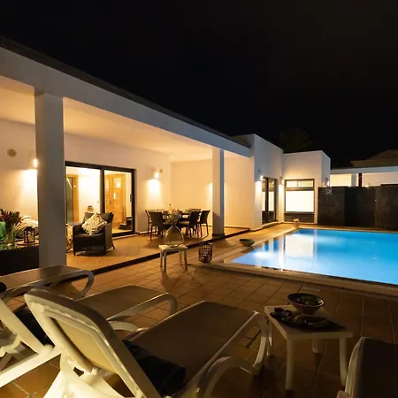 Villa Mamma Mia Sleeps 6 With Pool Playa Blanca (Lanzarote)
