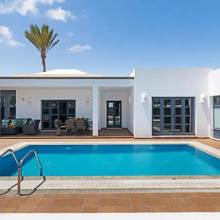 Mamma Mia Sleeps 6 With Pool Playa Blanca (Lanzarote)